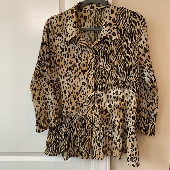 Animal print button blouse. Micro-pleats - Picture 1 of 5